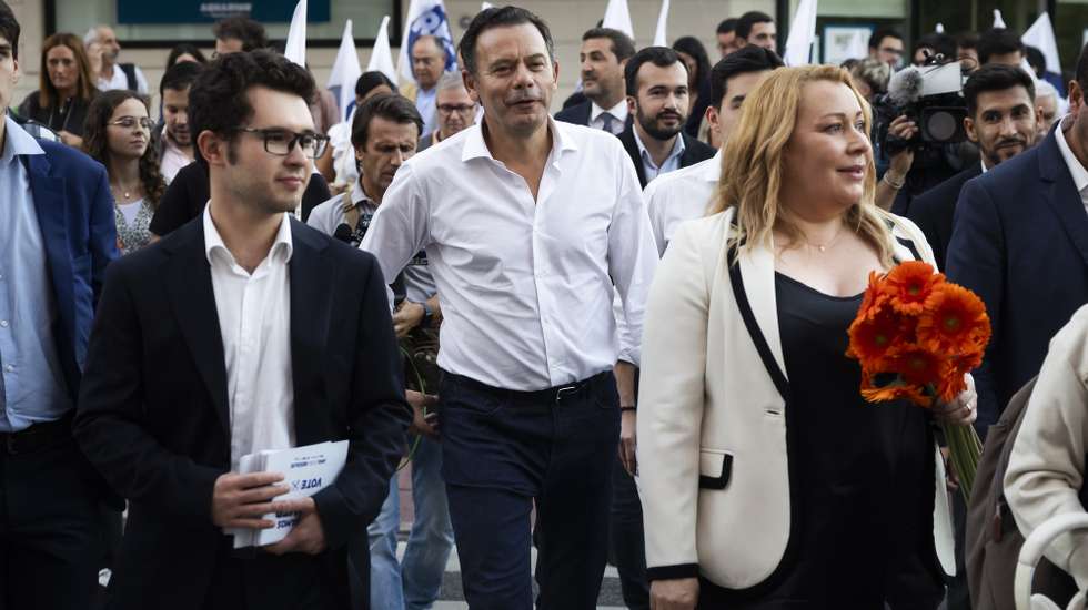 O presidente do Partido Social Democrata (PSD) Luís Montenegro (C), acompanhado pela candidata à autarquia da Amadora, Suzana Garcia (D),  durante um contacto com a população no âmbito da campanha para as eleições autárquicas, Amadora, 29 de Setembro de 2025. JOSÉ SENA GOULÃO/LUSA