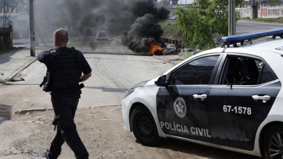 epa12168421 Police clash with drug gang members in Rio de Janeiro, Brazil, 10 June 2025. The driver and a passenger of a bus were shot during a clash between police and a drug gang, official sources reported.  EPA/ANDRE COELHO