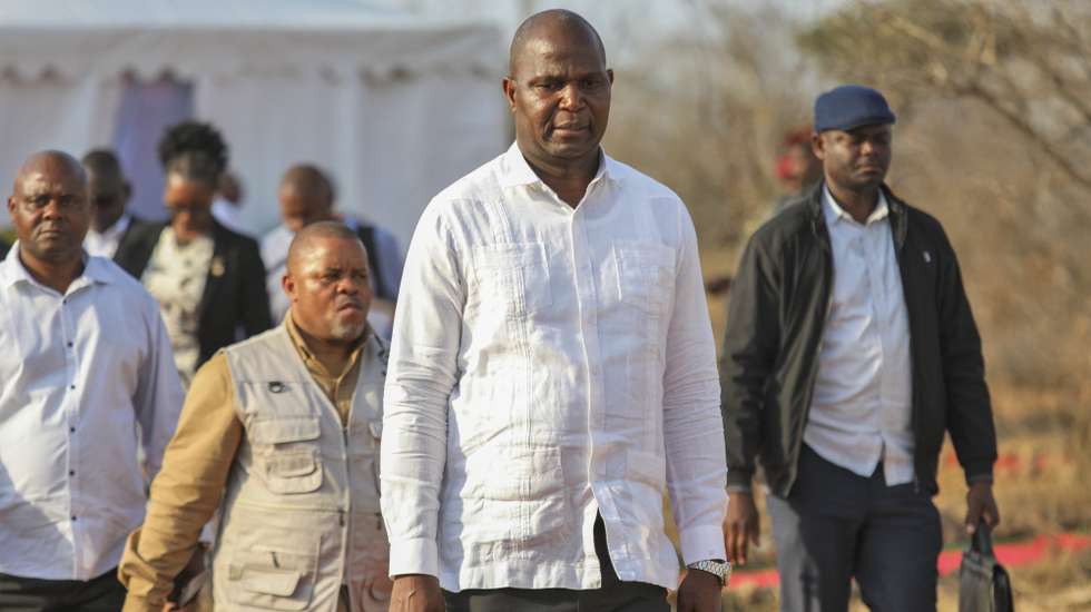 O Presidente moçambicano, Daniel Chapo (C), classificou hoje a instalação na província de Gaza da primeira instância hoteleira do grupo Aman na África subsariana como "marco histórico", colocando Moçambique na rota do turismo global, tendo já gerado 300 empregos. "Este é o primeiro hotel do grupo Aman em toda a África Subsaariana, e veio para a República de Moçambique", disse o chefe de Estado, ao lançar, no distrito de Massingir, sul do país, o projeto Karingani &amp; Pomene, iniciativa daquele grupo internacional, em parceria com a Karingani Game Reserve. LUISA NHANTUMBO/LUSA