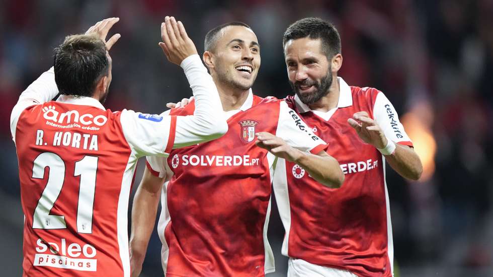 O jogador do Sporting de Braga Leonardo Lelo (C), festeja com João Mourinho (D) e Ricardo Horta, após marcar um golo contra o Santa Clara durante o jogo dos quartos de final da Taça da Liga de futebol, realizado no Estádio Municipal de Braga, 29 de outubro de 2025. HUGO DELGADO/LUSA