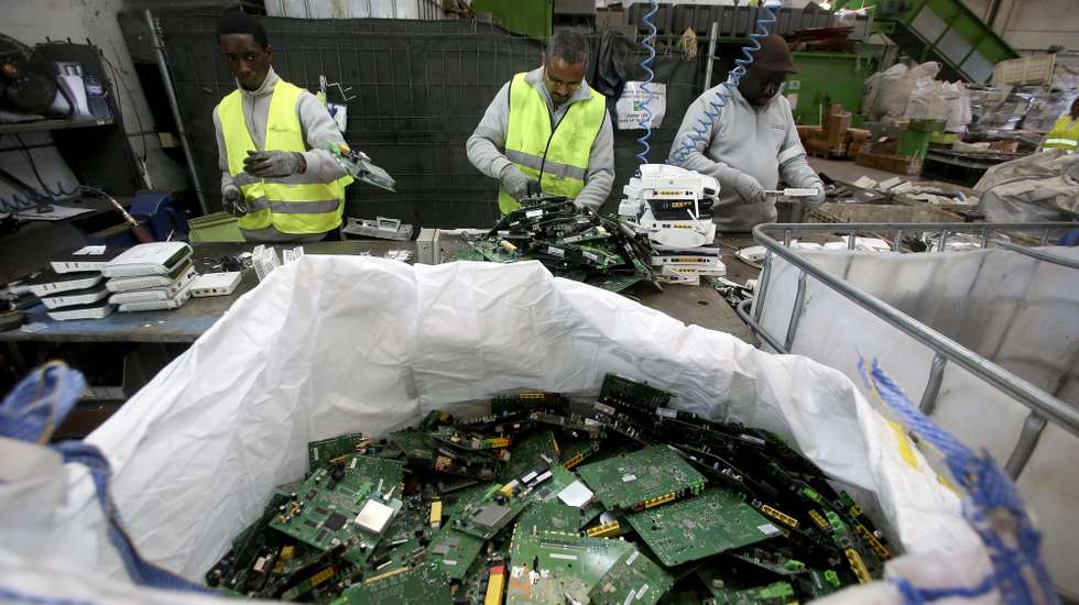 Trabalhadores de um centro de gestão e reciclagem de resíduos procedem à triagem dos vários tipos de lixo eletrónico, Santo Antão do Tojal, 16 de maio de 2016. Hoje assinala-se o Dia Internacional da Reciclagem e a Quercus sublinha que, apesar de ter existido uma evolução "muito grande" nos últimos anos, há ainda várias questões para as quais o Estado "tem de dar uma resposta urgente". (ACOMPANHA TEXTO DE 17/05/2016)  INÁCIO ROSA/LUSA