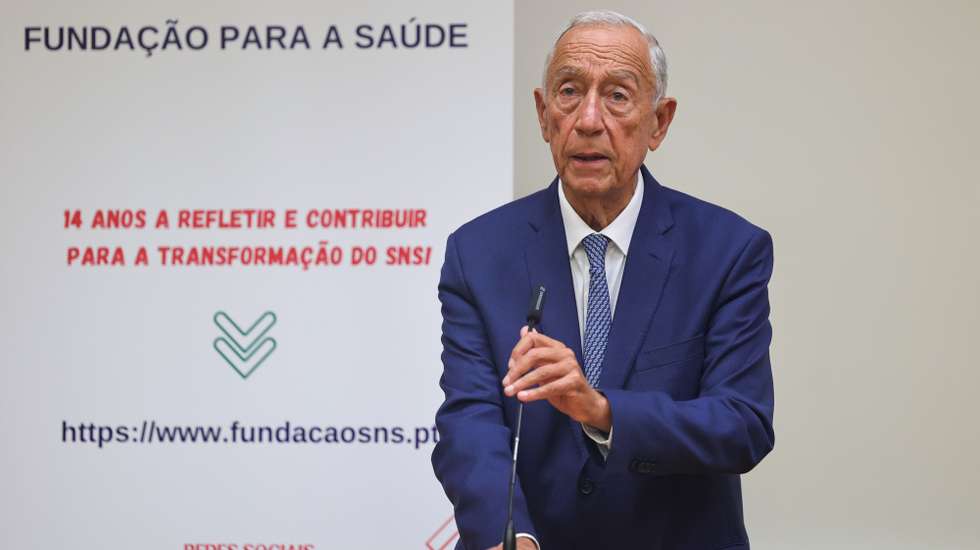 O Presidente da República, Marcelo Rebelo de Sousa, intervém durante a sessão de encerramento da Sessão pública “SMP: o tempo e o modo”, organizada pela Fundação para a Saúde – SNS, a sessão comemora o 50.º aniversário da ida de jovens médicos recém-formados para o interior do país, levando cuidados de saúde onde quase não havia médicos nem centros de saúde, facto que viria a marcar uma geração e a abrir caminho ao futuro Serviço Nacional de Saúde, no ISCTE, em Lisboa, 30 de outubro de 2025. MANUEL DE ALMEIDA/LUSA