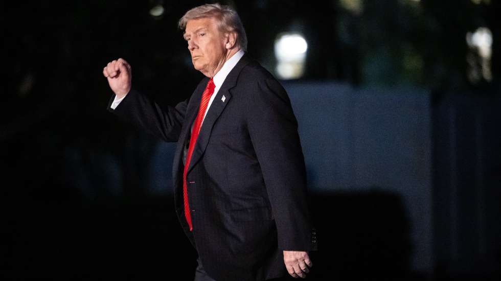 epa12499904 US President Donald Trump walks on the South Lawn of the White House in Washington, DC, USA, 02 November 2025.  EPA/Francis Chung / POOL