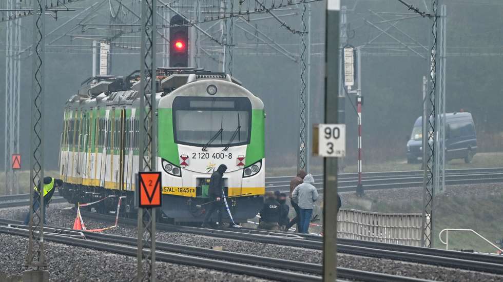 epa12530963 Special forces and police investigate at the scene of a destroyed section of railway tracks on the Deblin-Warsaw route near the Mika railway station, central Poland, 17 November 2025. Polish Prime Minister Donald Tusk announced that an act of sabotage had taken place resulting in the destruction of the railway track by an explosive device placed at that location. The target of this act of sabotage was presumably a train traveling on the Warsaw-Lublin route.  EPA/PRZEMYSLAW PIATKOWSKI POLAND OUT