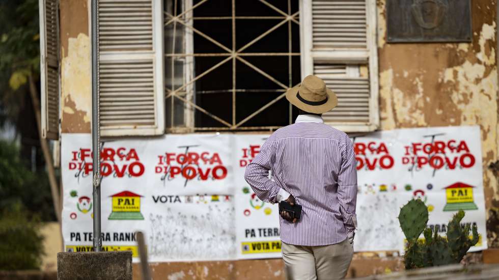 epa10659864 A man walks near a wall with posters of Inclusive Alliance Platform - Terra Ranka (PAI - Terra Ranka) - Coalition that includes the African Party for the Independence of Guinea and Cape Verde (PAIGC) for the Guinea-Bissau’s legislative elections, in Bissau, 28 May 2023. The polls to choose 102 deputies among 20 parties and two coalitions were scheduled 04 June 2023 following the dissolution of the National People’s Assembly (NPA) by President Umaro Sissoco Embalo in May 2022.  EPA/ANDRÉ KOSTERS