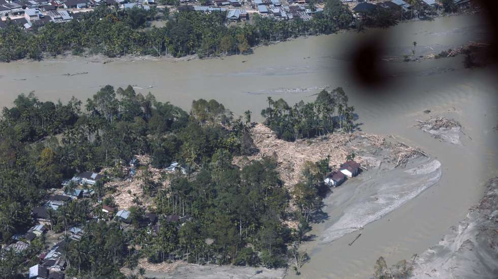 epaselect epa12568685 An aerial picture taken from a helicopter show flood-affected areas in Lokop, East Aceh, Indonesia, 04 December 2025. According to the National Disaster Management Agency, floods and landslides triggered by Tropical Cyclone Senyar have killed more than 800 people across Aceh, North Sumatra, and West Sumatra provinces.  EPA/HOTLI SIMANJUNTAK