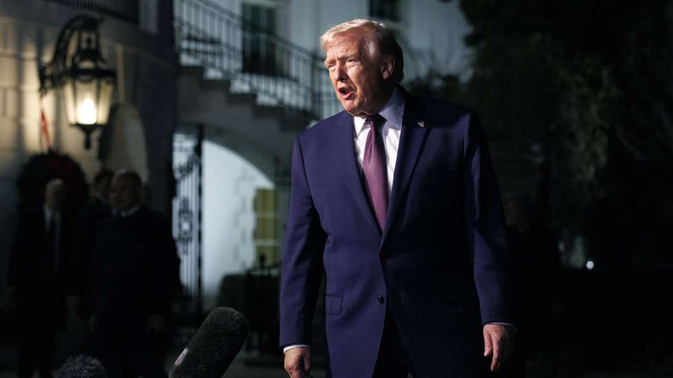 epa12604095 US President Donald Trump stops to speak to the media as he prepares to depart on Marine One from the South Lawn of the White House in Washington, DC, USA, 19 December 2025.  EPA/WILL OLIVER / POOL