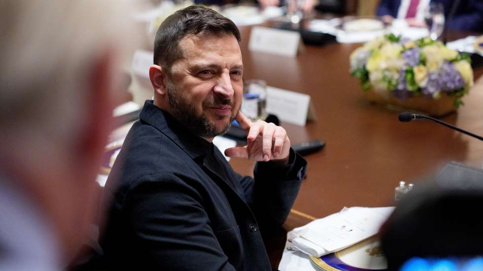 epa12460929 President of Ukraine Volodymyr Zelensky participates in a bilateral meeting in the Cabinet Room  of the White House in Washington, D.C., USA, 17 October 2025. Ukrainian President Zelenskyy is visiting the United States as Trump pursues a peace deal in the Russia-Ukraine war.  EPA/AARON SCHWARTZ / POOL