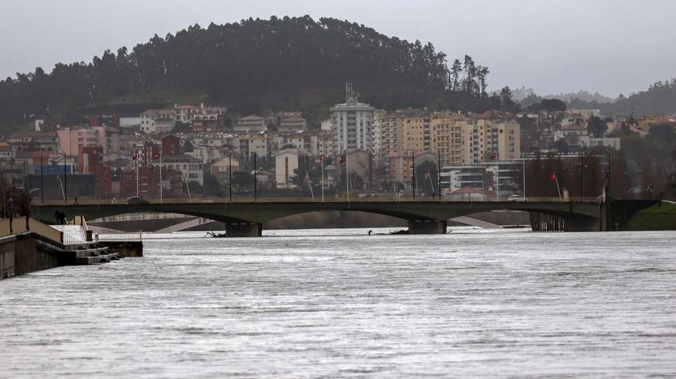 Imagem do Rio Mondego, em Coimbra, 13 de fevereiro de 2026. Na Ponte-Açude, o caudal do Mondego atingiu um máximo de 2.105 m3/s às 16:00 de quarta-feira - sensivelmente duas horas antes de ruir o dique da margem direita do Mondego que levou, depois, à queda de parte do tabuleiro da autoestrada 1 (A1) -, esteve em redor dos 2.000 m3 na madrugada de quinta-feira e tem vindo a baixar consistentemente, situando-se, pelas 10:00, nos 1.646. MIGUEL A. LOPES/LUSA
