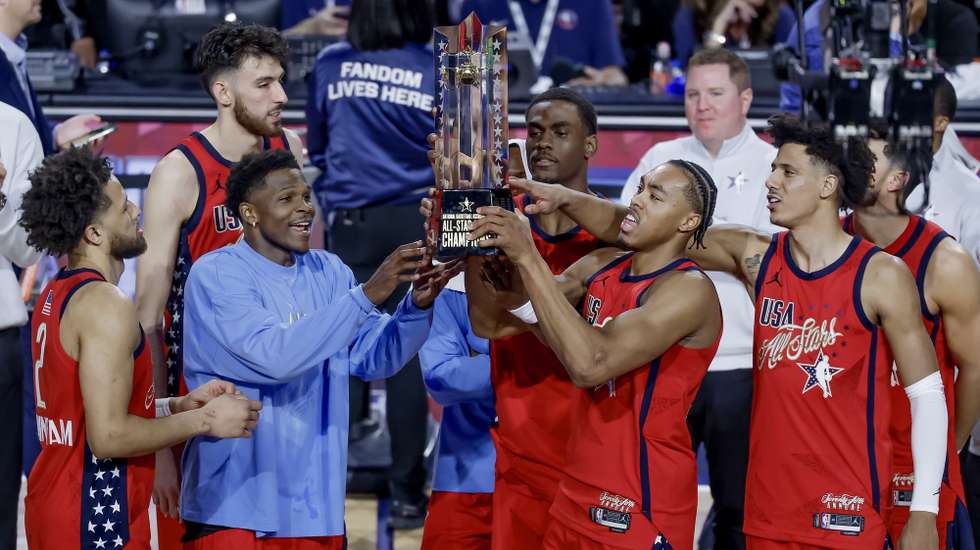 epa12745260 Players of Team USA Stars lift the championship trophy after defeating Team USA Stripes in the championship game of the NBA All-Star Game at the Intuit Dome in Inglewood, California, USA, 15 February 2026.  EPA/CHRIS TORRES SHUTTERSTOCK OUT