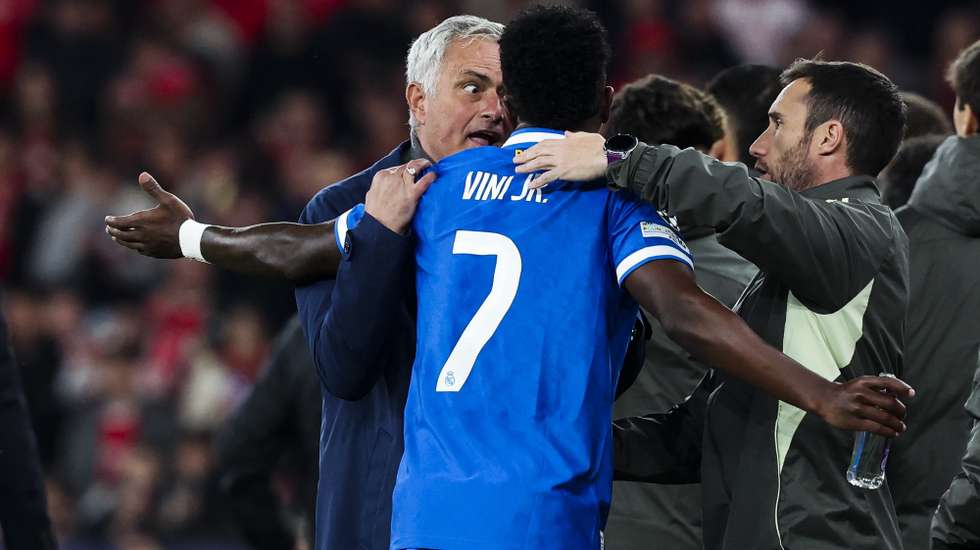 epa12752067 Benfica's head coach Jose Mourinho (L) speaks with Real Madrid's Vinicius Junior who walked off the pitch after dennouncing racism in the stands to the referee during the UEFA Champions League soccer match between Benfica and Real Madrid, in Lisbon, Portugal, 17 February 2026.  EPA/JOSE SENA GOULAO