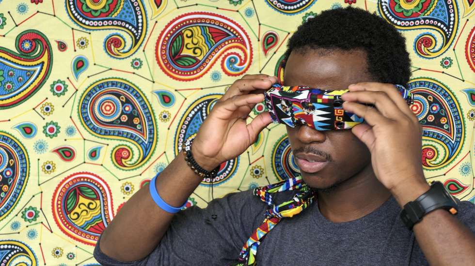 João Rego, jovem de 24 anos, criador do protótipo de óculos para pessoas com deficiência visual, em Maputo, Moçambique, 24 de janeiro de 2026. João Rego trabalha desde 2022 na criação dos primeiros óculos capazes de ajudar a devolver a autonomia a cegos, alimentando a vontade e o sonho de ter mais tecnologias de apoio adaptados à realidade urbana moçambicana. (ACOMPANHADA TEXTO DA LUSA DO DIA 23 DE FEVEREIRO DE 2026). LINA CEBOLA/LUSA