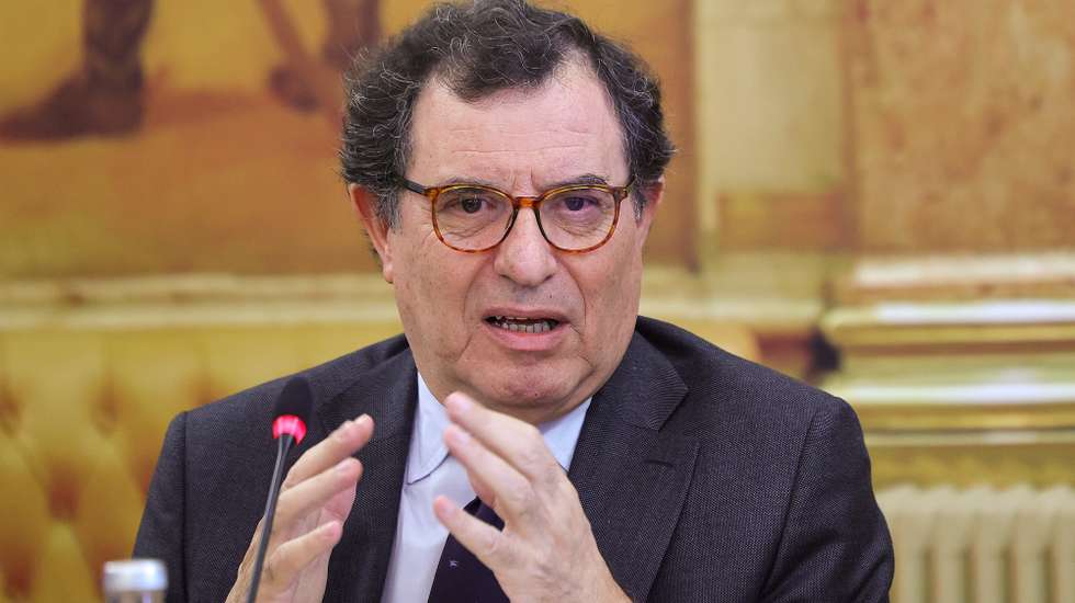 O ministro da Economia e da Coesão Territorial, Manuel Castro Almeida, intervém na sua audição perante a Comissão de Economia e Coesão Territorial, na Assembleia da República, em Lisboa, 18 de março de 2026. MANUEL DE ALMEIDA