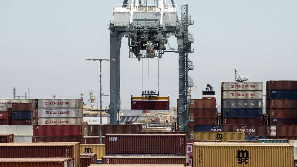 epa12835646 (FILE) - Large cranes unload container ships at the Port of Los Angeles, California, USA, 07 July 2022 (reissued 20 March 2026). 70% of the maritime shipping in the Strait of Hormuz has declined since tensions in the Persian Gulf Region increased on 28 February 2026. According to the International Food Policy Research Institute IFPRI, a prolonged closure of the Strait of Hormuz could affect fertilizers and food production costs, with 30% of global fertilizer passing through the Strait.  EPA/ETIENNE LAURENT