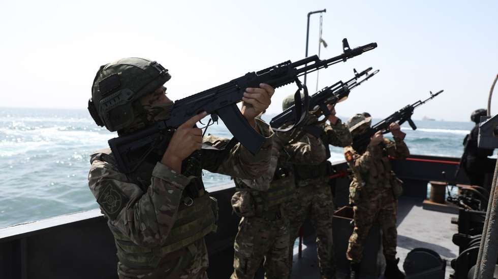 epa12756378 A handout photo made available by the Iranian army shows Iranian and Russian soldiers during a joint naval exercise in Sea of Oman, southern Iran, 19 February 2026. Iran and Russia hold join military drill in the Sea of Oman.  EPA/IRANIAN ARMY OFFICE HANDOUT HANDOUT EDITORIAL USE ONLY/NO SALES