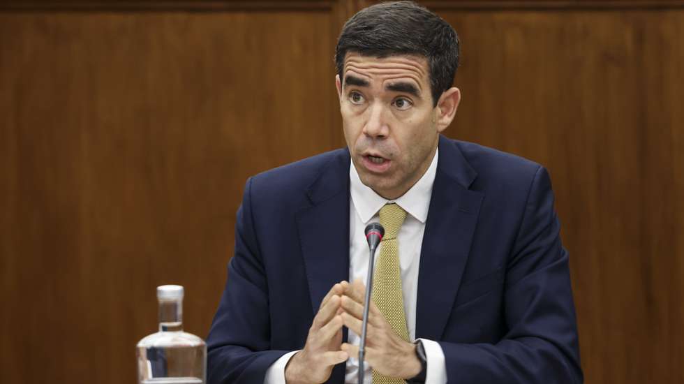 O ministro da Presidência, António Leitão Amaro, durante a sua audição na Comissão de Ambiente e Energia, na Assembleia da República, em Lisboa, 23 de abril de 2026. MIGUEL A. LOPES/LUSA