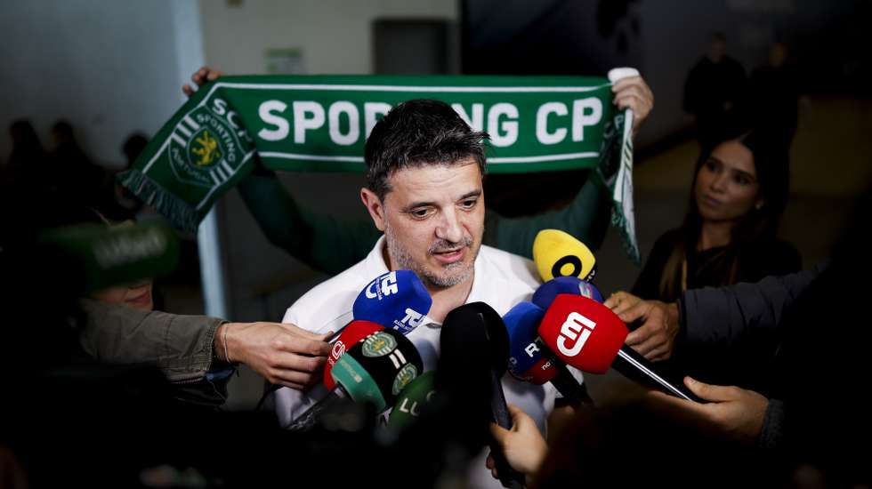 Nuno Dias, treinador da equipa de futsal do Sporting CP, fala à comunicação social, à chegada ao aeroporto Humberto Delgado em Lisboa, depois de ontem terem conquistado a Liga dos Campeões de Futsal em Itália, 11 de maio de 2026. FILIPE AMORIM/LUSA