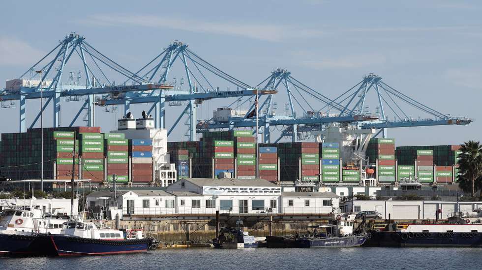 epa12796269 STS cranes stack shipping containers at the Port of Los Angeles in Los Angeles, California, USA, 04 March 2026. Escalating conflict in the Middle East and the closure of the Strait of Hormuz have raised concerns about disruptions to global trade routes and shipping traffic.  EPA/CHRIS TORRES