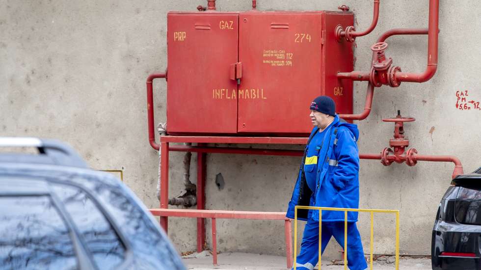 epa11809448 A Chisinaugaz worker walks past a gas panel near the Moldovagaz building in Chisinau, Moldova, 06 January 2025. Russian energy giant Gazprom suspended natural gas supplies to Moldova as of 01 January 2025, citing unpaid debts. At the same time, Gazprom said it had stopped after Ukraine refused to renew a transit agreement. In the Russia-backed breakaway region of Transnistria, also supplied with Russian gas, energy company Tirasteploenergo urged residents to dress warmly, gather family members together in a single room, hang blankets or thick curtains over windows, and use electric heaters.  EPA/DUMITRU DORU