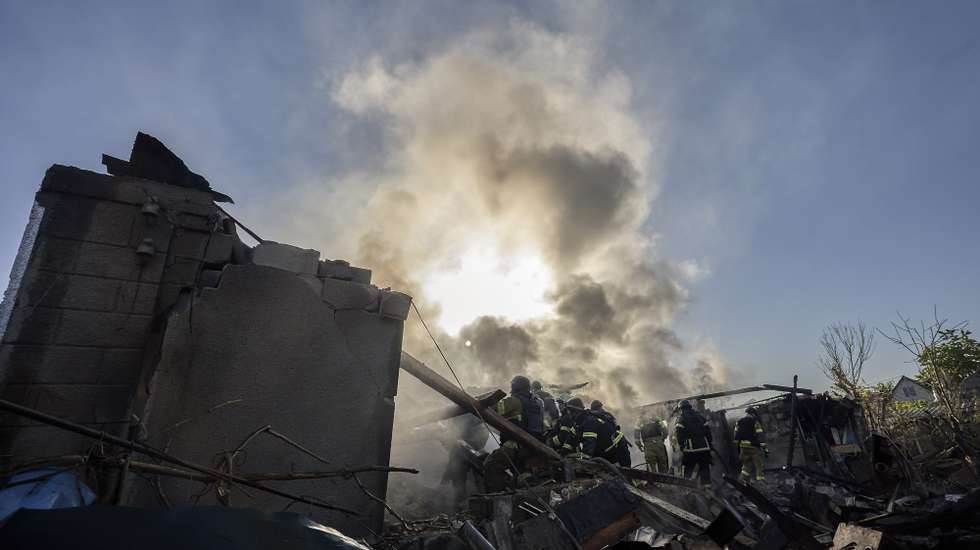 epa12974386 Ukrainian rescuers work at the site of a Russian strike on a residential area in Kharkiv, Ukraine, 19 May 2026, amid the ongoing Russian invasion. According to the State Emergency Service report, at least one person died and six others were injured in a Russian attack on Kharkiv and the region.  EPA/SERGEY KOZLOV