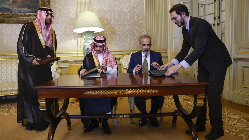 Portuguese Minister of State and Foreign Affairs, Paulo Rangel (C-R) flanked by his counterpart of Saudi Arabia, Faisal bin Farhan Al Saud (C-L) sign a memorandum of understanding after a meeting at Necessidades Palace, in Lisbon, Portugal, 16 June 2026. ANTONIO PEDRO SANTOS/LUSA