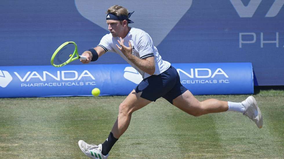 epa13061098 Alejandro Davidovich Fokina of Spain in action during his Men's Singles second round match against Adam Walton of Australia at the Mallorca Championships tennis tournament in Santa Ponca, Majorca island, Spain, 24 June 2026.  EPA/MIQUEL A. BORRAS