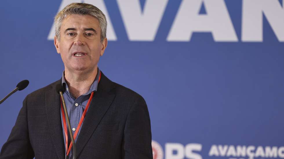 O secretário-geral do Partido Socialista (PS), José Luís Carneiro, intervém durante a reunião da Comissão Nacional Lisboa, em Lisboa, 28 de junho de 2026. A reunião tem como ponto único da agenda discutir e votar as moções setoriais que foram aceites no no 25.º Congresso Nacional do PS, que decorreu no final de março, em Viseu.  ANTÓNIO COTRIM/LUSA