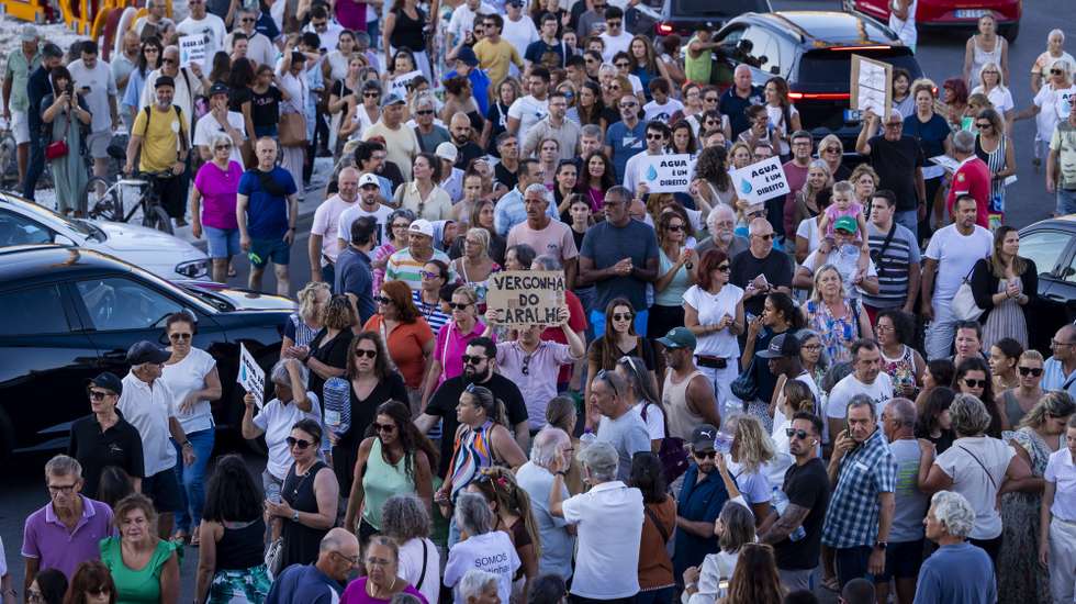 Moradores, comerciantes e cidadãos promovem uma ação para chamar a atenção para a recorrente falta de abastecimento de água que continua a afetar a cidade, Costa da Caparica, 8 de julho de 2026. A iniciativa consiste numa ação pacífica, silenciosa e sem desfile, durante a qual os participantes permanecem posicionados ao longo dos passeios e espaços públicos adjacentes às vias, formando um cordão contínuo. JOSÉ SENA GOULÃO/LUSA