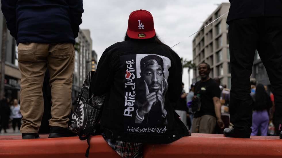 epaselect epa10678413 Hundreds of fans attend a ceremony honoring late US rapper Tupac Shakur with a star on the Walk of Fame in Hollywood, California, USA, 07 June 2023. Tupac Shakur posthumously received the 2,758th star on the Walk of Fame, in the category of Recording.  EPA/ETIENNE LAURENT