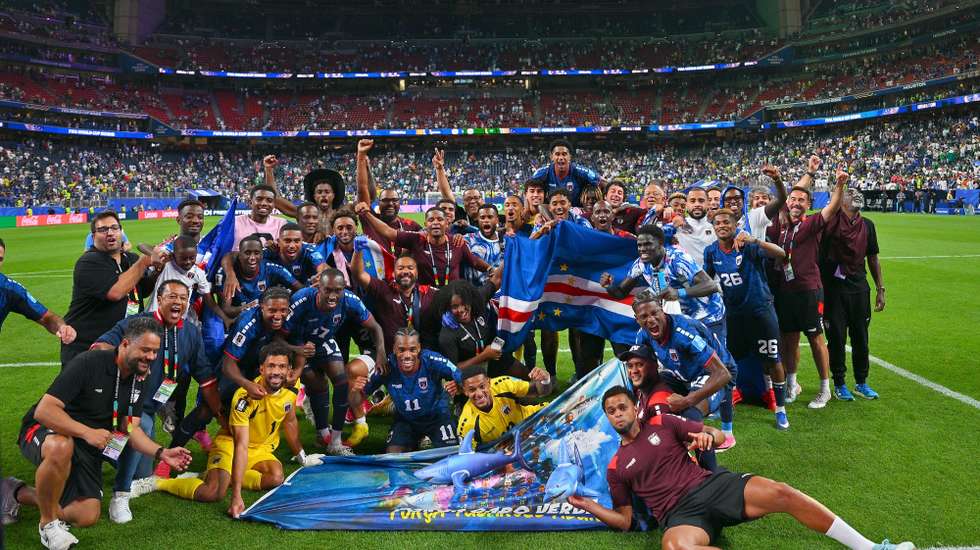 epa13068103 Cape Verde players celebrate with fans after qualifying for the knockout stage following a 0-0 draw in the FIFA World Cup 2026 group stage match between Cape Verde and Saudi Arabia in Houston, USA, 26 June 2026.  EPA/SAM WASSON