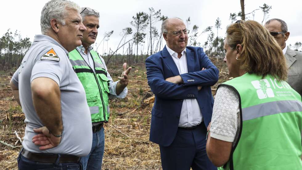 O ministro da Agricultura e Mar, José Manuel Fernandes (C), realiza visita de acompanhamento às iniciativas de intervenção e recuperação das áreas florestais afetadas pela tempestade Kristin. Marinha Grande, 20 agosto 2026. PAULO CUNHA/LUSA
