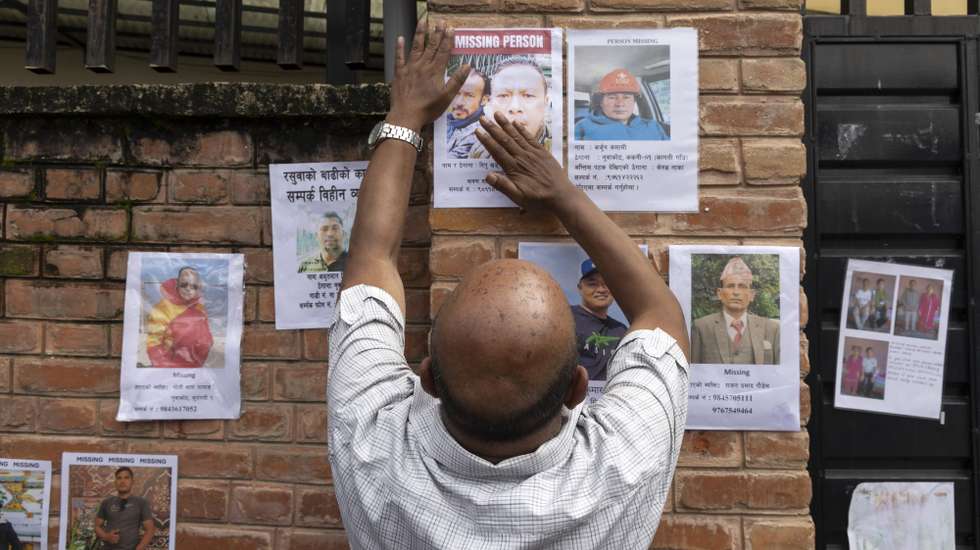 epaselect epa13198108 A man places a poster of missing people in the aftermath of flash floods on a wall at the Tribhuvan University Teaching Hospital (TUTH), in Kathmandu, Nepal, 29 August 2026. According to National Disaster Risk Reduction and Management Authority (NDRRMA), more than 600 people were killed and hundreds remain missing across northern Nepal after a glacial collapse and avalanche triggered flash floods and mudslides along the Bhotekoshi and Trishuli river valleys near the Nepal-Tibet border, causing widespread destruction to settlements and infrastructure.  EPA/NARENDRA SHRESTHA