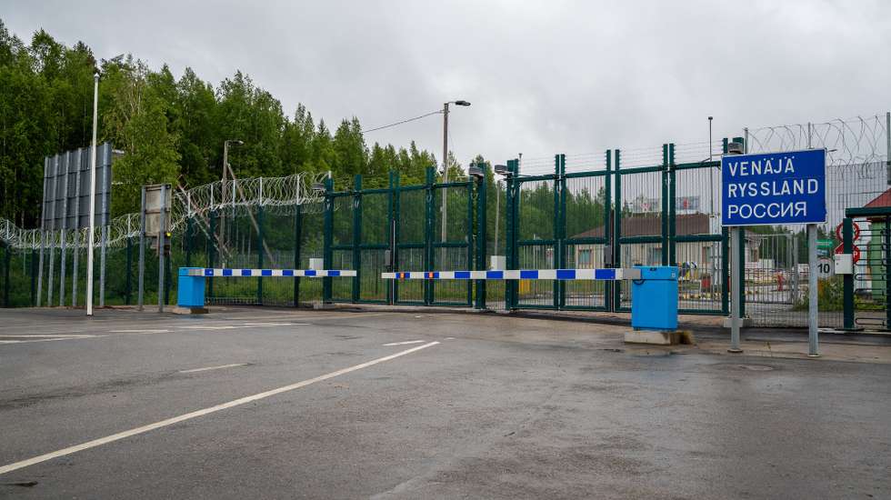 epa12194729 General view of the border post and the barrier fence between Finland and Russia at the Vartius border, in Vartius, Finland, 24 June 2025. The Finnish Border Guard, an internal security authority that operates under the lead of the Finland Ministry of the Interior, aims to maintain peaceful conditions at the borders.  EPA/JANNE KURONEN