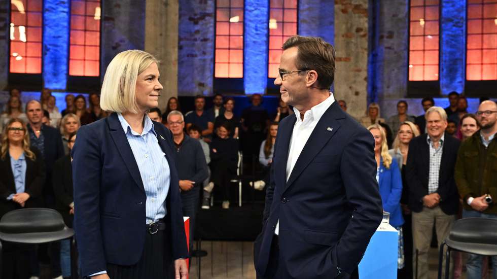 epa13226154 Sweden's Prime Ministerial candidates Magdalena Andersson (L) of the Social Democrats and Ulf Kristersson (R) of the The Moderates pose for photographers before an election debate in Gavle, Sweden, 09 September 2026, ahead of the general election on 13 September.  EPA/Anders Wiklund  SWEDEN OUT