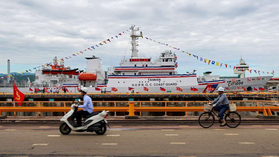 epa12361415 Taiwanese workers drive past the Taiwan Coast Guard's Hualien CG1006 frigate during the delivery ceremony for the new frigate, at Keelung port in Keelung, Taiwan, 08 September 2025. The 1,000-ton Hualien CG1006 patrol vessel is part of Taiwan Coast Guard fleet development program to further safeguard national sovereignty and maritime security.  EPA/RITCHIE B. TONGO
