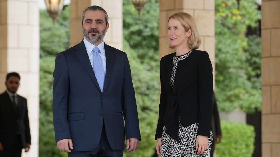 epa13270755 Syrian Foreign Minister Asaad al-Shaibani (L) welcomes High Representative of the European Union for Foreign Affairs and Security Policy Kaja Kallas (R) at the Tishreen Palace in Damascus, Syria, 29 September 2026. The diplomatic meeting focused on bilateral relations, regional stability, and humanitarian assistance.  EPA/MOHAMMED AL RIFAI
