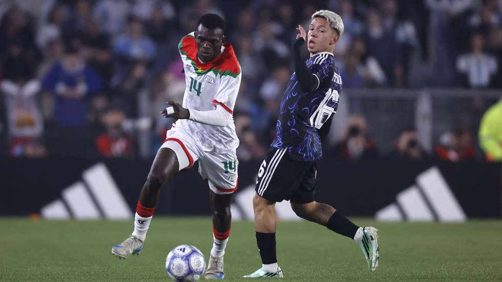 epa13279695 Gianluca Prestianni (R) of Argentina challenges Bama of Burkina Faso for the ball during a friendly match between the Argentina and Burkina Faso national teams in Buenos Aires Argentina, 03 October 2026.  EPA/JUAN IGNACIO RONCORONI
