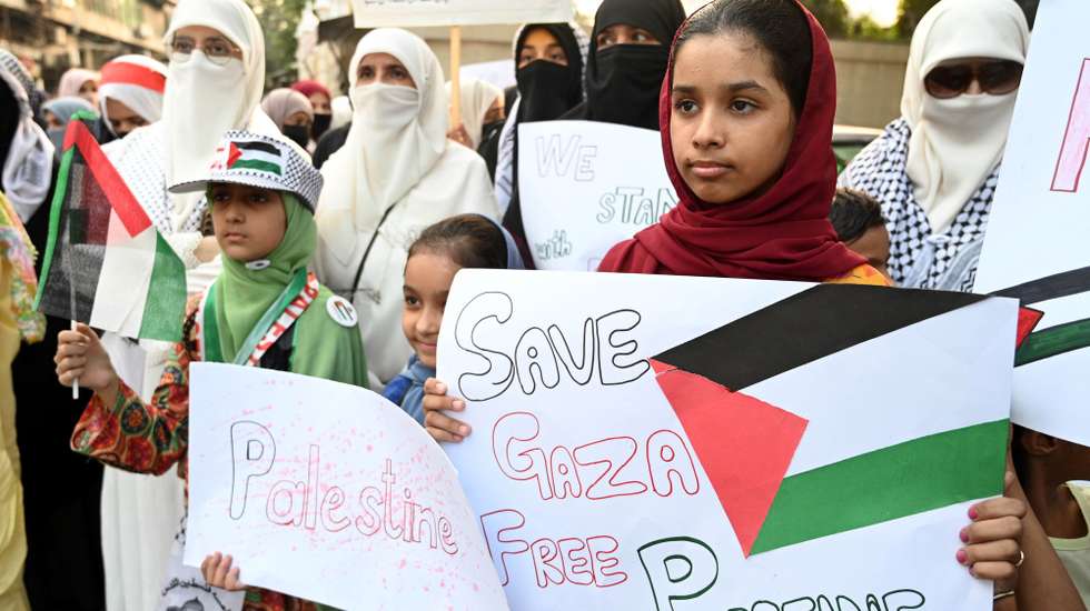 epa13287795 Supporters of the Islamic political party Jamaat-e-Islami (JI) take part in a rally to express solidarity with the Palestinians, in Lahore, Pakistan, 07 October 2026. Pakistanis, including women and children, joined a Gaza solidarity march organized by Jamaat-e-Islami in Lahore, calling for stronger action over Israel's ongoing military campaign and expressing support for Palestinians.  EPA/A. HUSSAIN