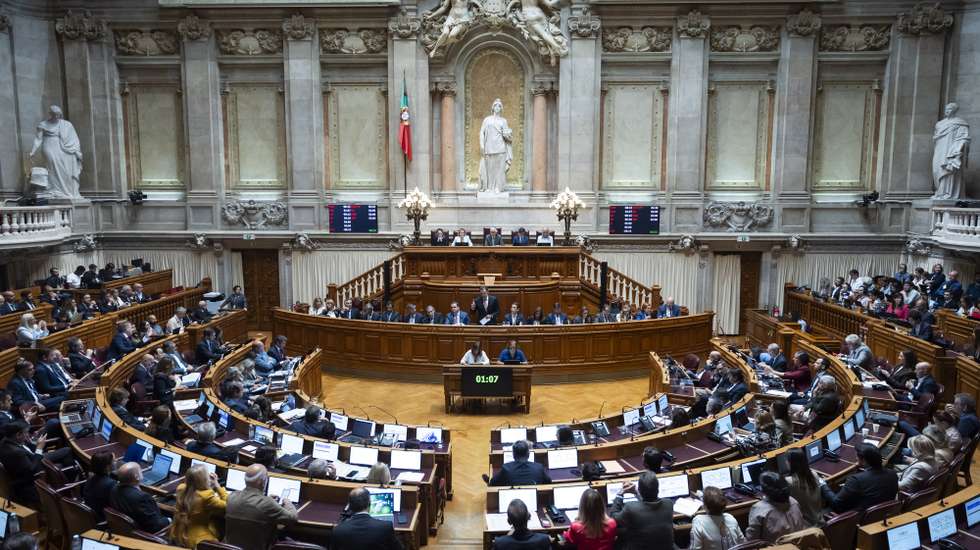 O primeiro-ministro, Luis Montenegro, usa da palavra durante o debate quinzenal, na Assembleia da República, em Lisboa, 09 de outubro de 2026. JOSÉ SENA GOULÃO/LUSA