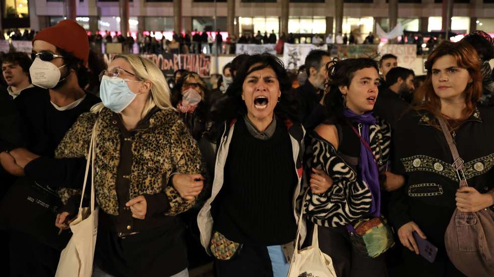 Largas centenas de pessoas concentram-se em defesa do direito à habitação numa acampada na praça D. João I, no Porto,18 de outubro de 2026. RITA FRANÇA/LUSA