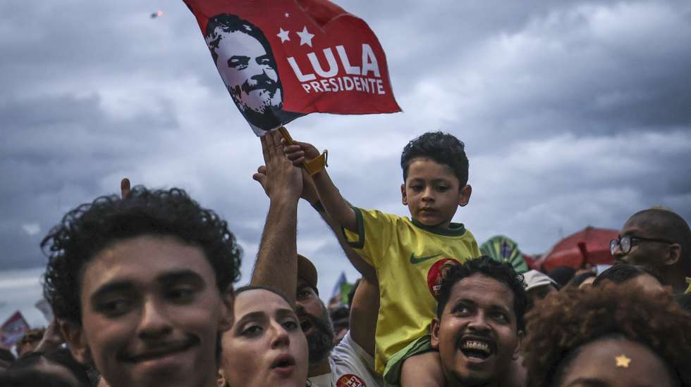 epaselect epa13314564 Supporters of Brazilian President and reelection candidate Luiz Inacio Lula da Silva take part in the 'Musical Act for Democracy' at Copacabana Beach in Rio de Janeiro, Brazil, 18 October 2026.  EPA/Andre Coelho