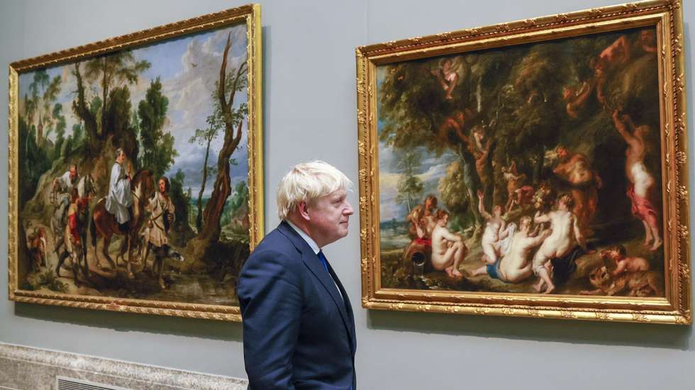 epa10041962 Spanish Prime Minister, Pedro Sanchez (R), chats with British Prime Minister, Boris Johnson (L), upon their arrival at Prado Museum, before a dinner on the first day of the NATO Summit, in Madrid, Spain, 29 June 2022. Some 40 world leaders attend the summit, running from 29 to 30 June, focused on the ongoing Russian invasion of Ukraine. Spain hosts the event to mark the 40th anniversary of its accession to NATO.  EPA/BALLESTEROS / POOL