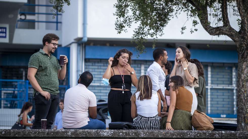 Grupos de jovens reúnem-se ao final da tarde junto à Faculdade de Ciências, na Cidade Universitária de Lisboa, atropelando as regras, já que estão proibidos os ajuntamentos de mais de 10 pessoas e não é permitido beber álcool na via pública na Área Metropolitana de Lisboa, onde tem vigorado o estado de contingência, devido à pandemia de covid-19, Lisboa, 10 de setembro de 2020.  (ACOMPANHA TEXTO DE 12/09/2020) JOSÉ SENA GOULÃO/LUSA