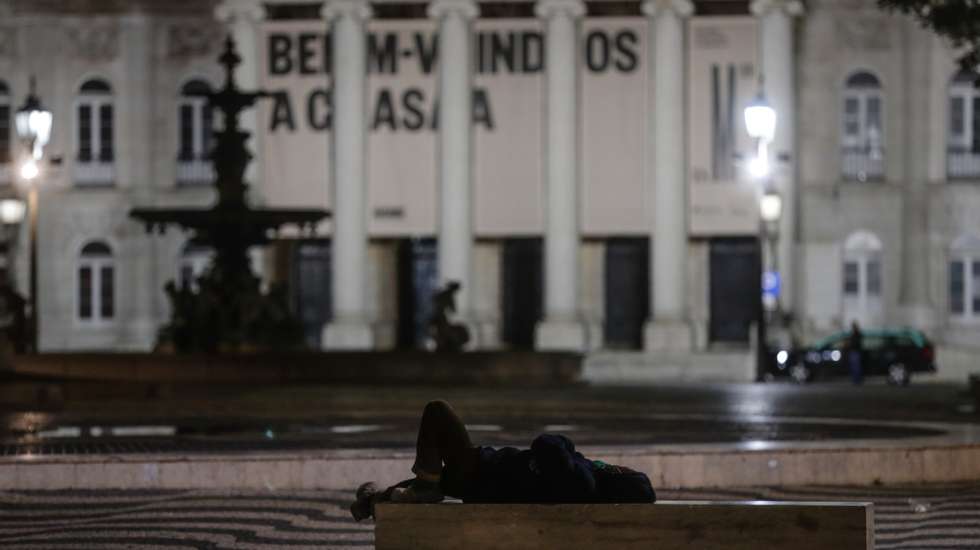 Um sem-abrigo dorme na praça do Rossio no recolher obrigatório do estado de emergência no âmbito das medidas de contenção da covid-19, Lisboa, 9 de novembro de 2020. O Presidente da República, Marcelo Rebelo de Sousa, decretou o estado de emergência em Portugal, por 15 dias, a partir de hoje para permitir medidas de contenção da covid-19. TIAGO PETINGA/LUSA