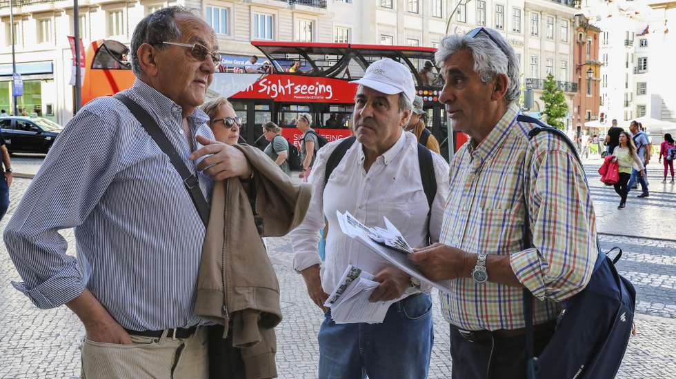 O cabeça de lista do Partido Unido dos Reformados e Pensionistas (PURP) Fernando Rui Martins Loureiro (D) durante a ação de campanha na baixa de Lisboa, no âmbito da campanha para as eleições europeias 2019, em Lisboa, 22 de maio de 2019. JOÃO RELVAS/ LUSA