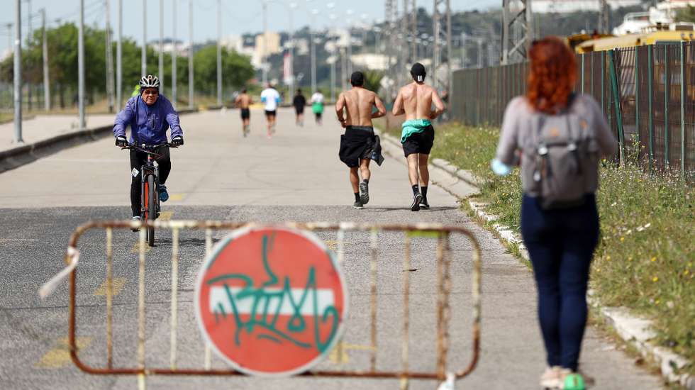 Cidadãos passeiam na marginal de Oeiras durante o confinamento que se prolonga até ao dia 05 de abril, no âmbito das medidas de contenção da pandemia de covid-19, em Oeiras, 27 de Março de 2021. A circulação entre concelhos em Portugal continental está proibida desde as 00:00 de ontem e as 05:00 de 05 de abril, no âmbito do estado de emergência para combater a pandemia de covid-19. ANTÓNIO PEDRO SANTOS/LUSA