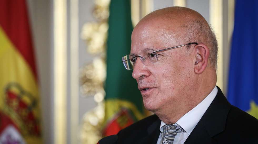 O ministro de Estado e dos Negócios Estrangeiros, Augusto Santos Silva, acompanhado pelo seu homólogo de Espanha, José Manuel Albares (ausente da foto), intervém numa conferencia de imprensa após uma reunião de trabalho onde foram abordados tópicos das relações bilaterais, nomeadamente o início da preparação da próxima Cimeira Luso-Espanhola, bem como a coordenação em matéria de Covid-19, a recuperação económica europeia e temas da agenda internacional, como a situação na Venezuela, em Moçambique ou no Sahel, em Lisboa, 04 de agosto de 2021.  RODRIGO ANTUNES/LUSA