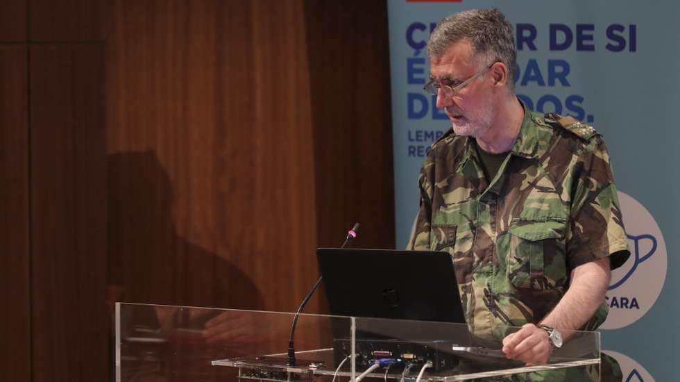 O coordenador da Task Force para o Plano de Vacinação contra a covid-19 em Portugal, vice-almirante Henrique Gouveia e Melo, intervém na 23ª sessão sobre a evolução da covid-19 em Portugal, no Infarmed, Lisboa, 16 de setembro de 2021. MIGUEL A. LOPES/LUSA