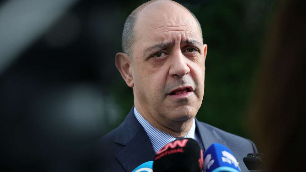 O ministro da Saúde, Manuel Pizarro, fala à comunicação social no final da cerimónia de assinatura de protocolo entre Ordem dos Médicos e Ministério da Saúde no âmbito do Gabinete de Apoio Humanitário da Ordem dos Médicos (GAHOM) e a missão à Ucrânia, no Porto, 20 de fevereiro de 2023. ESTELA SILVA/LUSA
