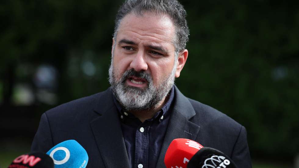 O coordenador do Gabinete de Apoio Humanitário da Ordem dos Médicos (GAHOM), Vítor Almeida, fala à comunicação social no final da cerimónia de assinatura de protocolo entre Ordem dos Médicos e Ministério da Saúde no âmbito do Gabinete de Apoio Humanitário da Ordem dos Médicos (GAHOM) e a missão à Ucrânia, no Porto, 20 de fevereiro de 2023. ESTELA SILVA/LUSA